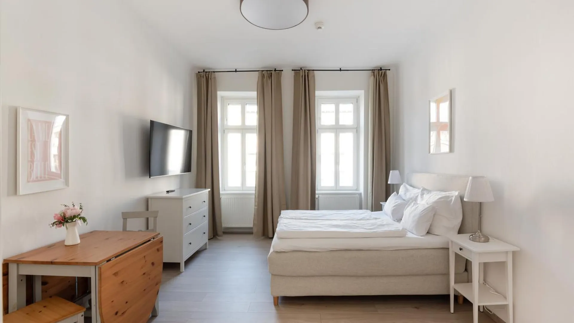 Studio Apartment Near University location
